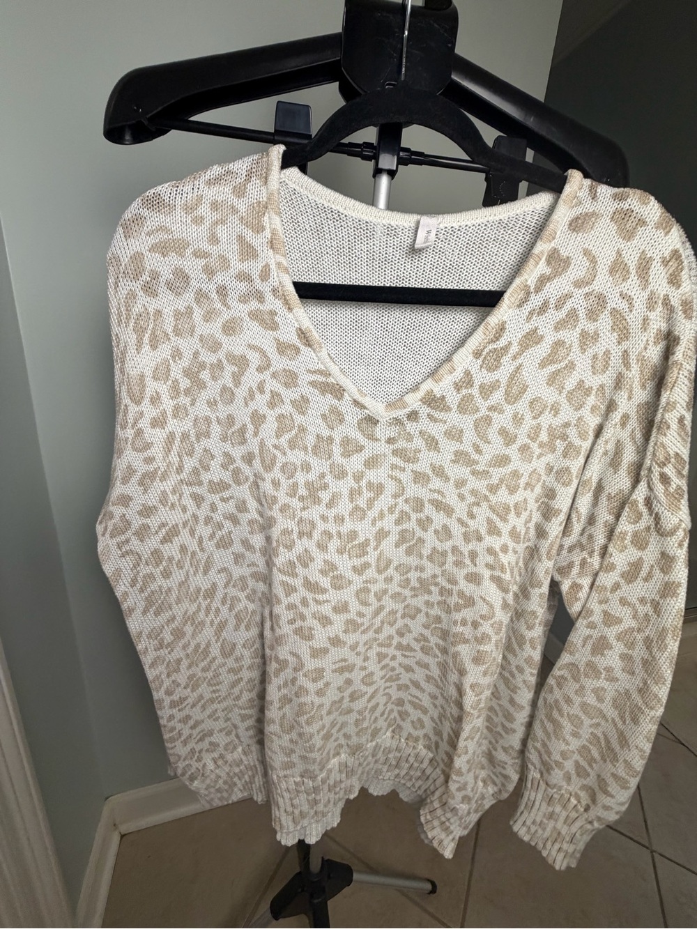 Wishlist Cream Beige Leopard Print Lightweight V-Neck Sweater Size M/L